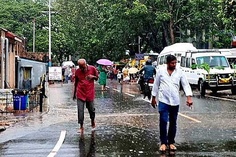 तटीय आंध्र प्रदेश में में भारी से बहुत भारी बारिश होने के आसार हैं। वहीं कुछ हिस्सों में अत्यंत भारी बारिश होने का अंदेशा जताया गया है। 