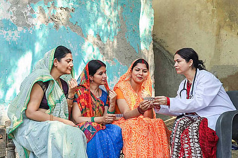 संतुलित आहार, नियमित व्यायाम, पर्याप्त नींद और समय पर डॉक्टर की सलाह मेनोपॉज के दौरान बेहतर स्वास्थ्य बनाए रखने में मददगार हैं।