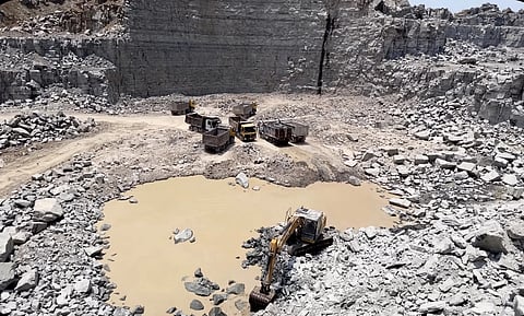 बिहार के रोहतास जिला के गांव करवंदिया में खनन की पुरानी तस्वीरें फोटो: अमरेंद्र किशोर  