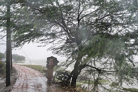 140 किमी प्रति घंटे की रफ्तार: चक्रवात के दौरान तूफानी हवाएं चलने का अनुमान, तटीय इलाकों में सतर्कता बढ़ाने की सलाह।