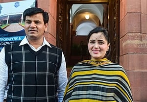 Mumbai cops issue notice to MLA, wife over Hanuman Chalisa recital