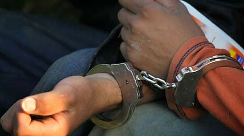 Duo beats platform dweller to death  over partner issue ; held
