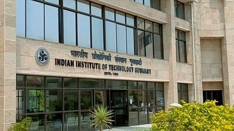 IIT researchers develop photocatalytic material to convert CO₂ into methanol fuel