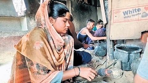 Members of the Murgod Bangle Production Foundation engaged in making bangles 