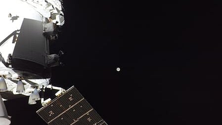 Artemis II astronauts send stunning Earth images from near the moon