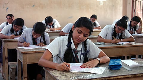 Apart from blurred answer sheets, several users also reported payment-related problems. 