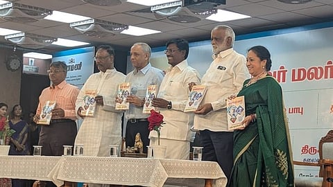 TN Higher Education Minister P Viswanathan released the Manavar Malar. With him, The New Indian Express Group Chairman - Managing Director Manoj Kumar
Sonthalia, Chief Executive Officer Lakshmi Menon, Dinamani Editor K Vaidyanathan, DG Vaishnava College Secretary Ashok Kumar Mundra, College Principal, S Santosh
Babu.