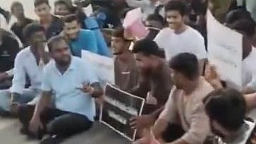 Job aspirants stage flash protest in Hyderabad, demand 20,000 police jobs