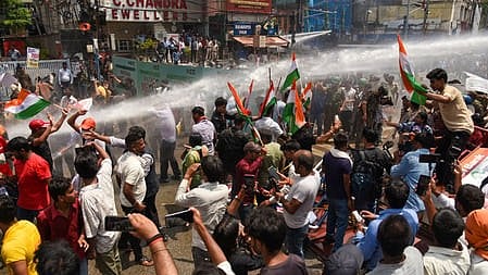 Patna student protest turns tense as police use water cannons