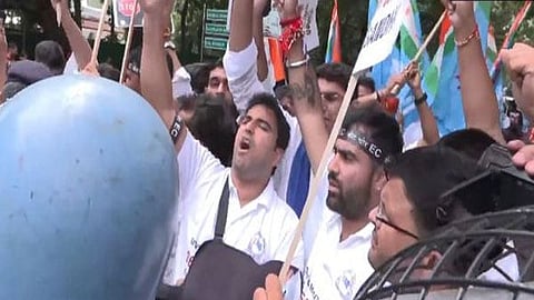 NSUI protests in front of ECI headquarters against ‘vote chori’
