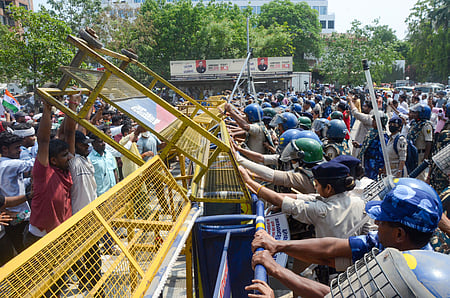 Sub-Inspector candidates clash with police in Patna over recruitment cancellation