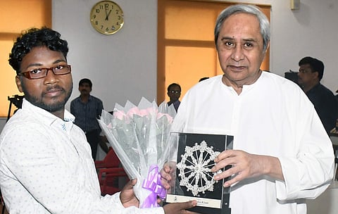 Sesha being felicitated by CM of Odisha Naveen Patnaik