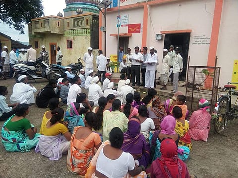 The students faced problems initially when they approached villagers who were reluctant to listen to these city folks. A meeting with the gram sevaks helped