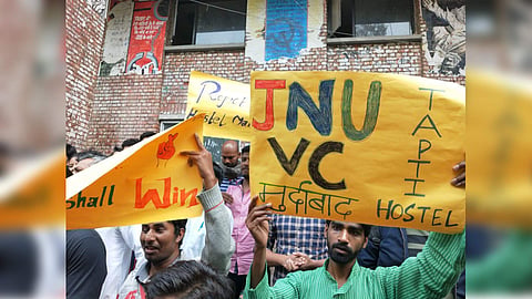 The students have been protesting since 10 am in the morning (Pic: JNUSU)