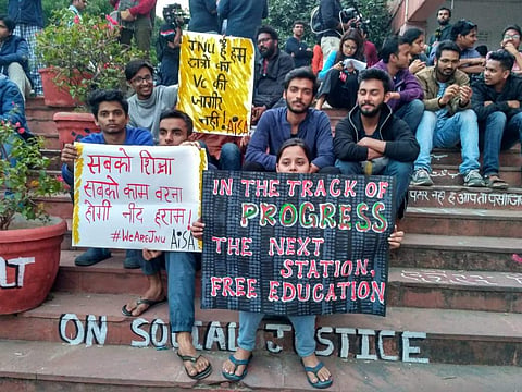 Students at the admin block (Pic: JNUSU)