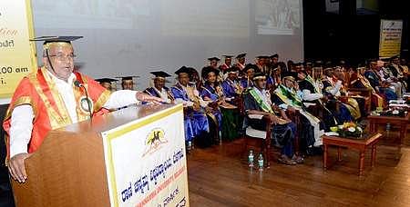 GT Devegowda was all praises for Prime Minister Narendra Modi while delivering a speech at the convocation  (Pic:Express)