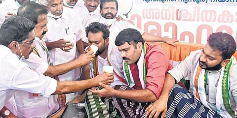 Ramesh Chennithala, Mullappally Ramachandran and Oommen Chandy offer lime juice to Youth Congress  vice-presidents N S Nusoor, Rijil Makkutty and Riyas Mukkoli