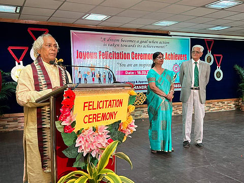 Padma Vibhushan Sudarshan Sahoo speaking at the event | (Pic: DAV Chandrasekharpur)
