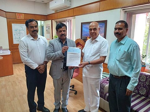 D Prabhakar Rao,  Chairman & MD, TSTRANSCO and TSGENCO handing over the cheque to Prof D Ravinder, VC, Osmania University | Pic: OU