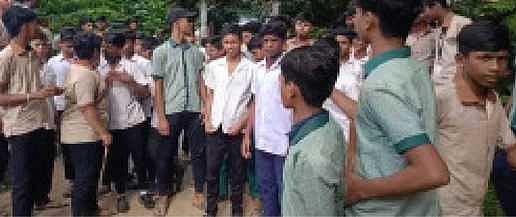 Four students injured in clash outside Gorakhpur school