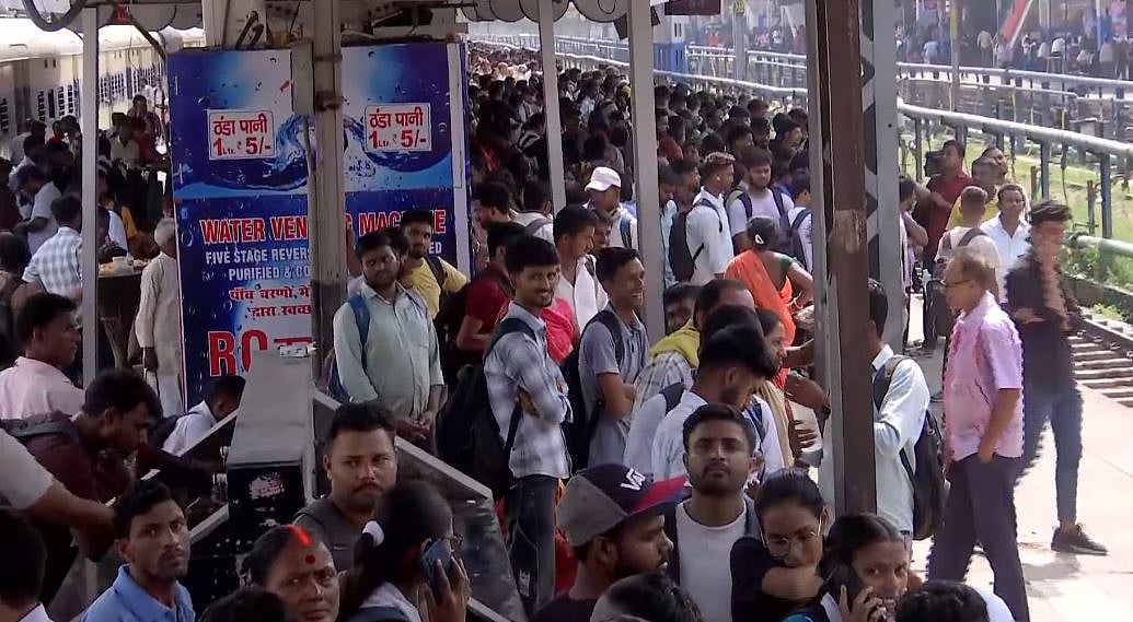 Heavy rush at Patna Junction as exam aspirants struggle to board train