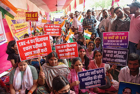 Patna sees music teacher candidates sing patriotic songs outside Minister’s house to demand BPSC TRE-4 seat hike