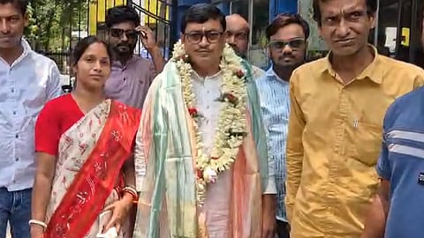 আজও নিয়ম করে মাঠে কাজ করেন, এ বার সেই দিবাকরই মন্ত্রী