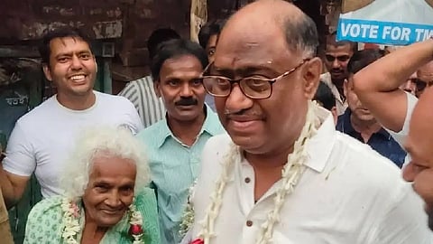 রাস্তায় গড়াগড়ি তৃণমূল নেতার, 'ডিম থেরাপি'-র ভয়ে ফেরত দিলেন কাটমানির টাকা
