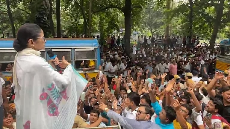 প্রাক্তন মুখ্যমন্ত্রী মমতার বিরুদ্ধে FIR দায়ের পুলিশের, হাইকোর্টের নির্দেশ অমান্য করে সভার অভিযোগ