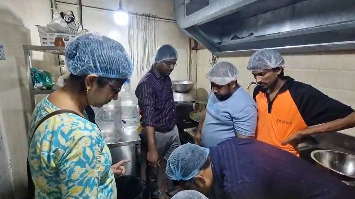 টাটকা বলে দেওয়া হচ্ছে বাসি ইলিশ, ইলামবাজারের নামী রেস্তরাঁকে সতর্ক করলেন আধিকারিকরা