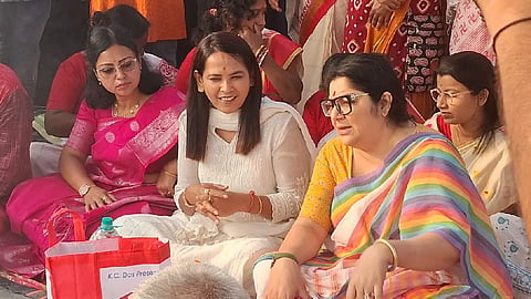  বলাগড়ে মিনি বন্দর: ৫৩৯ কোটি টাকার প্রকল্প, বাড়বে কর্মসংস্থান। ছবিতে দেখা যাচ্ছে ভূমিপুজোয় সুমনা, লকেটরা। 