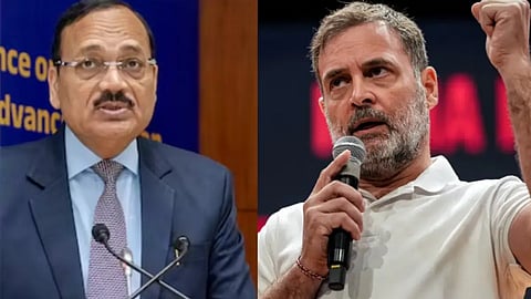 বাঁদিকে চশমা ও নীল স্যুট পরা প্রধান বিচারপতি সূর্য কান্ত এবং ডানদিকে মাইক হাতে সাদা টি-শার্ট পরা রাহুল গান্ধী ভাষণ দিচ্ছেন।
