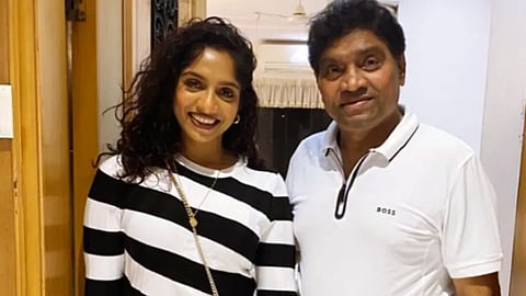 সাদা কালো ডোরাকাটা গেঞ্জি পরে জেমি লিভার ও সাদা টি-শার্টে জনি লিভার