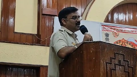 এক ব্যক্তি বক্তব্য রাখছে