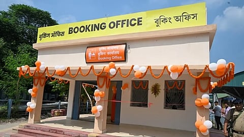 ব্যারাকপুর স্টেশনে নতুন টিকিট বুকিং কাউন্টার চালু হয়েছে। এর ফলে ব্যস্ত সময়ে ও উৎসবের মরশুমে টিকিট কাটার ভিড় সামলাতে সুবিধা হবে বলে আশা করা হচ্ছে।