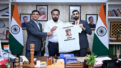এল ক্লাসিকোর জার্সি নিয়ে ক্রীড়ামন্ত্রী ইন্দ্রনীল খাঁ