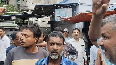 কয়েকজন ব্য়ক্তিদের দেখা যাচ্ছে 