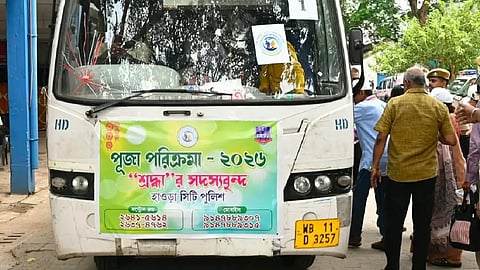 একটি বাস এবং কয়েকজন মানুষ