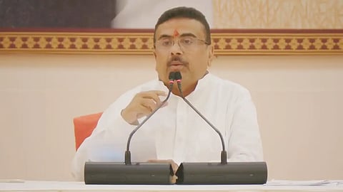 নবান্নে মাইক্রোফোনের সামনে বক্তব্য রাখছেন মুখ্যমন্ত্রী শুভেন্দু অধিকারী