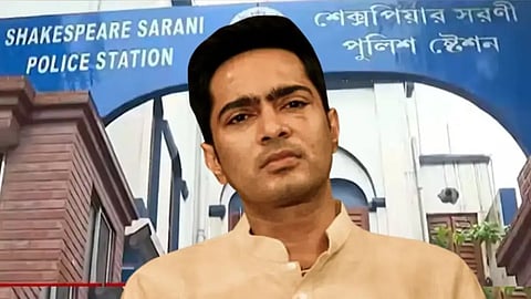 ছবিতে অভিষেক বন্দ্যোপাধ্যায় ও শেক্সপিয়র সরণি থানার বোর্ড দেখা যাচ্ছে। এখানেই আজ হাজিরা দিয়েছেন অভিষেক। 