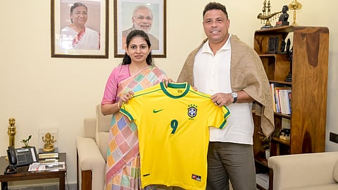 রক্ষা নিখিল খডসের সঙ্গে সাক্ষাৎ রোনাল্দো নাজ়ারিওর
