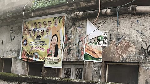 দেওয়ালে পোস্টার দেখা যাচ্ছে