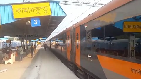 কামারকুণ্ডু রেলওয়ে স্টেশনের ৩ নম্বর প্ল্যাটফর্মে দাঁড়িয়ে থাকা একটি গেরুয়া ও ধূসর রঙের বন্দে ভারত এক্সপ্রেস ট্রেন।