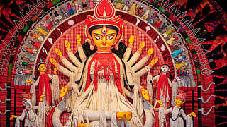 দুর্গাপুজো ২০২৬-এ লাল-সাদা সাজে দেবী দুর্গার অপরূপ প্রতিমা, দশ হাতে অস্ত্র ও অভিনব মণ্ডপসজ্জা