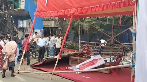 একটি স্টল ভেঙে পড়ে আছে