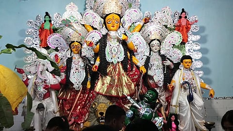 লাল শাড়ি ও সাদা মুকুটে দুর্গা মায়ের মূর্তি 
