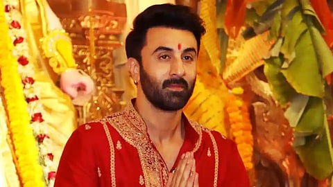 লাল পাঞ্জাবিতে দেবী দুর্গার সামনে হাতজোড় করে দাঁড়িয়ে রণবীর কাপুর