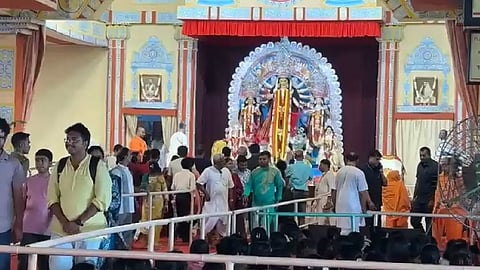 দুর্গা মূর্তির সামনে কয়েক হাজার মানুষ