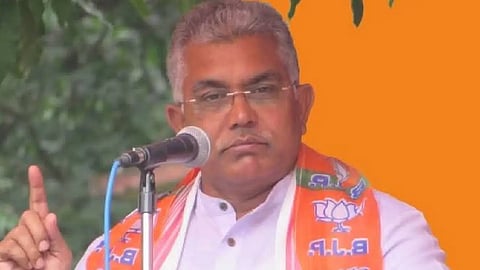 সাদা পোশাকে এক ব্যক্তি 