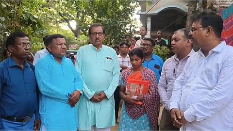 কয়েকজন মানুষ দাঁড়িয়ে আছে 